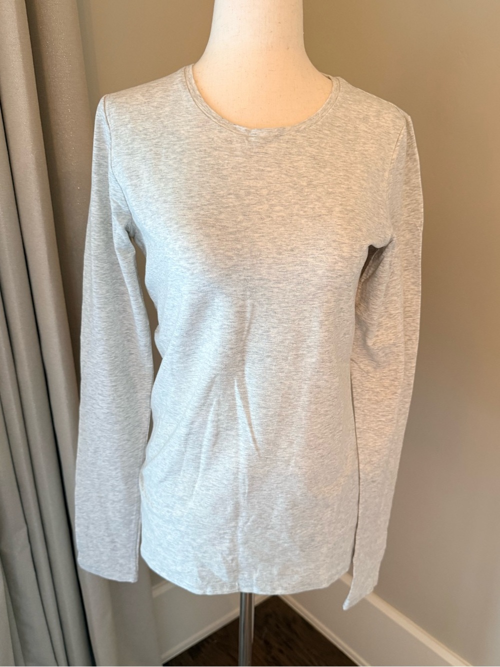 NWT Banana Republic Classic Long-Sleeve Crewneck Top - Light Heather Gray!